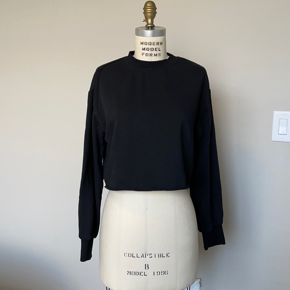 H&M  DEVIDED  cropped black sweatshirt M